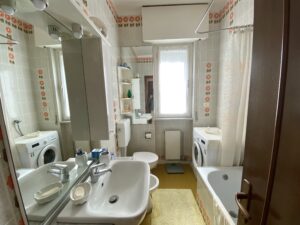 BILOCALE AMPIO CON DOPPIO POSTO AUTO COPERTO