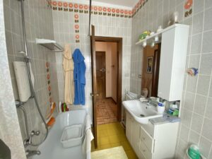 BILOCALE AMPIO CON DOPPIO POSTO AUTO COPERTO