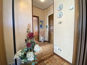 BILOCALE AMPIO CON DOPPIO POSTO AUTO COPERTO