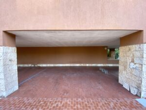 BILOCALE AMPIO CON DOPPIO POSTO AUTO COPERTO