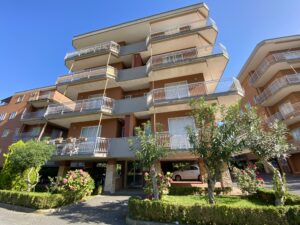 BILOCALE AMPIO CON DOPPIO POSTO AUTO COPERTO