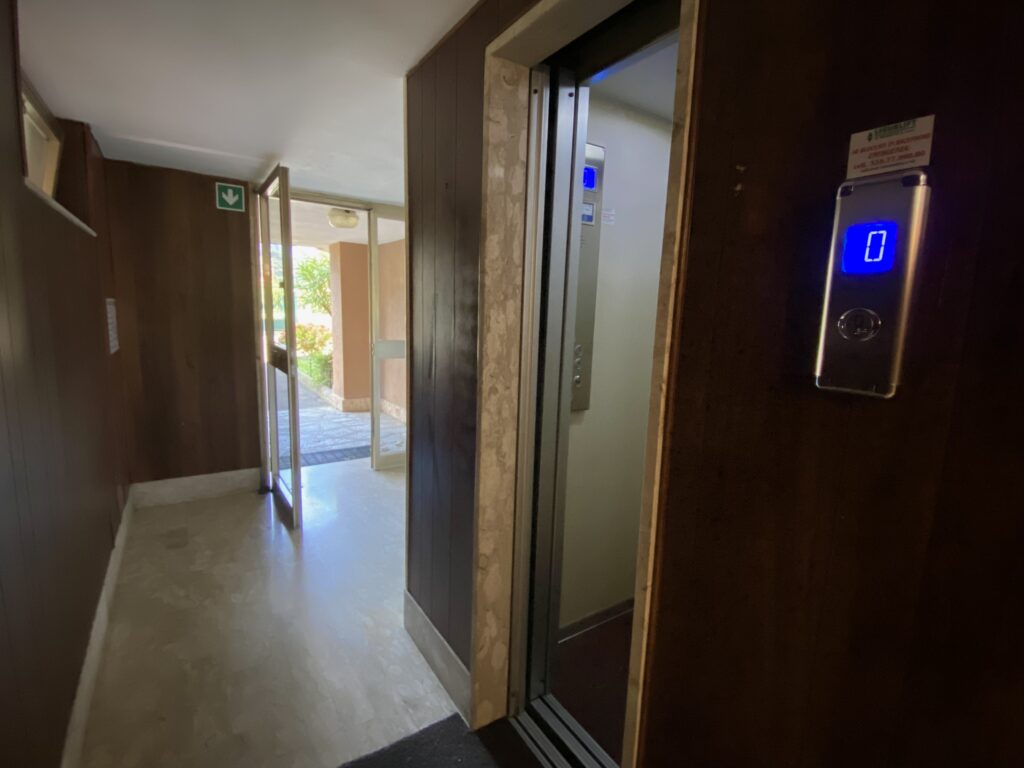 BILOCALE AMPIO CON DOPPIO POSTO AUTO COPERTO