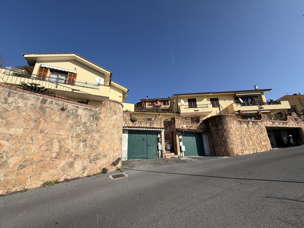 BILOCALE con TERRENO, MAGAZZINO E PISCINA PRIVATA